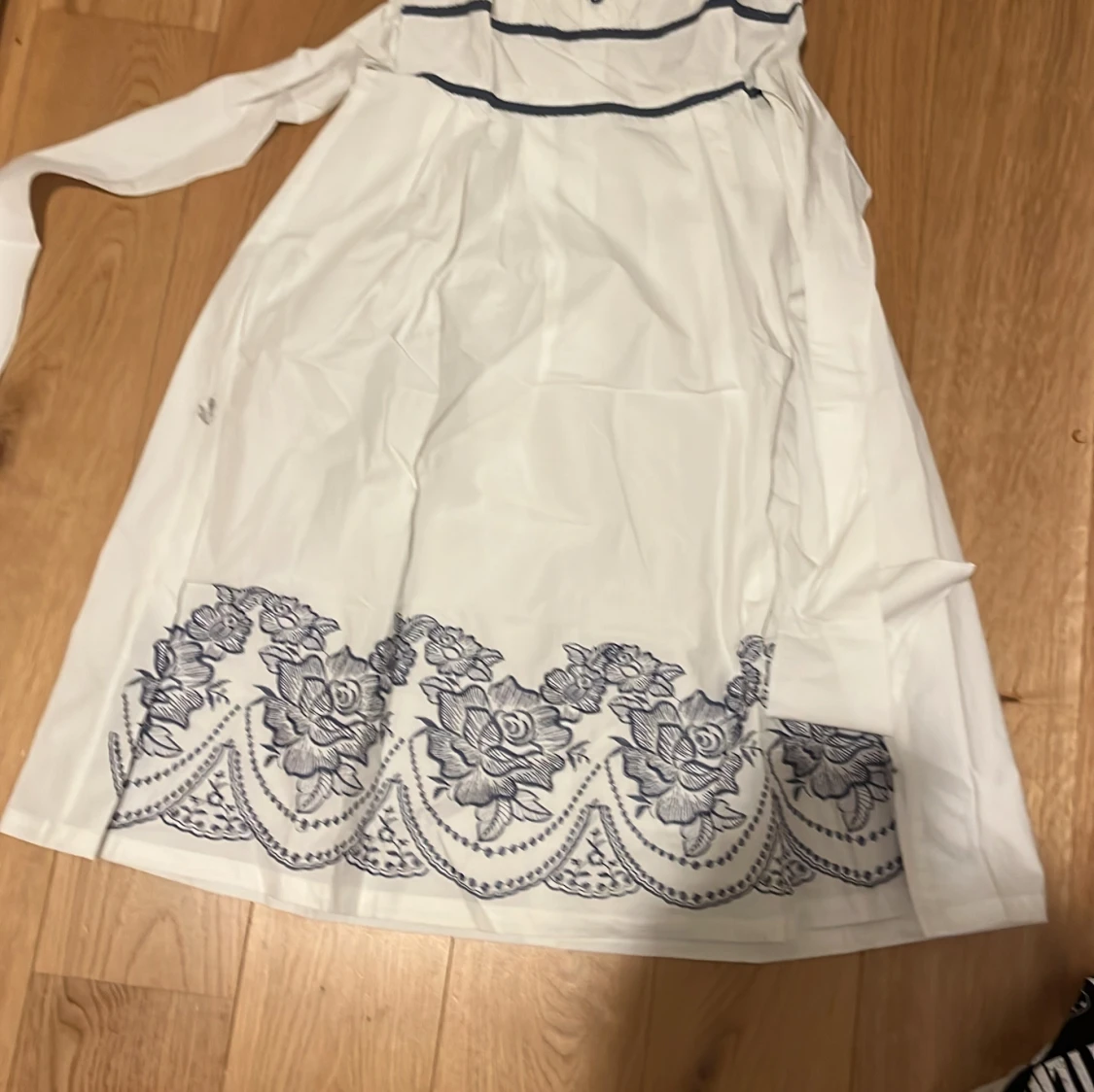 Vit klänning med blå broderier från Orfly XS - 1