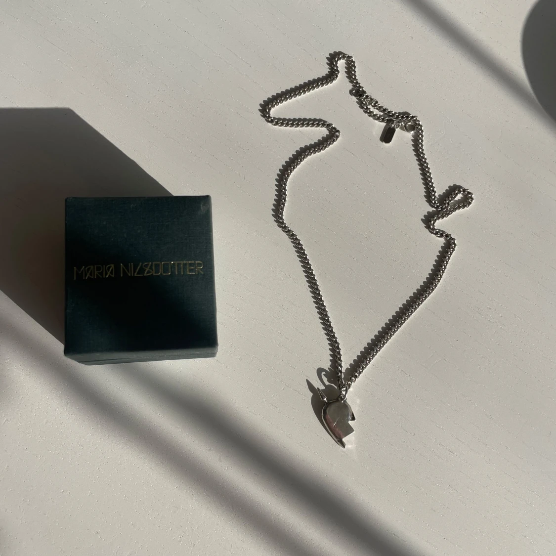 Silverhalsband med delat hjärta från Maria Nilsdotter