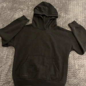 Svart hoodie - Säljer en svart hoodie från Wai Wai. I st 146/152. Den har en luva och ficka vid magen. Aldrig använd och inga fläckar!!❣️