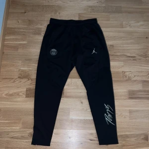 PSG träningsbyxor - Säljer ett par PSG tränings byxor med beiga detaljer i strl L. Jätte bra skick, använda ett fåtal gånger. Vid intresse är det bara att höra av sig!