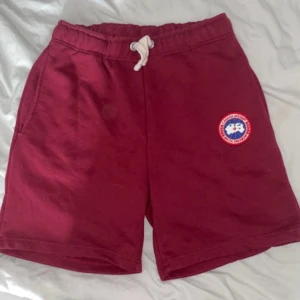 Vinröda shorts från Canada Goose - Bra skick passar som M också