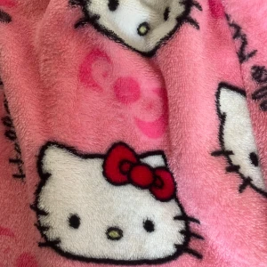 Rosa Hello Kitty mjukisbyxor - Supermysiga rosa mjukisbyxor med Hello Kitty-motiv. Byxorna har ett elastiskt midjeband. Jag har sytt om dem mer lågmidjade, så insidan är inte ”professionellt” sydd (bild 3)🩷Står ingen storlek men skulle säga xs