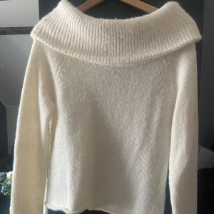 Vit stickad tröja från Gina Tricot - Mysig vit stickad tröja från Gina Tricot som är offshoulder💓💓 Strl XS endast använt typ 1 gång så den är i jättebra skick!!🥰