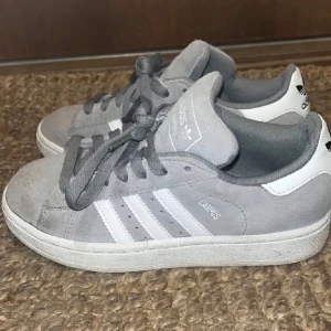 Grå adidas campus🩶 - PRISET KAN DISKUTERAS💋Man kan även byta snörerna till den färgen man vill såklart! Snygga grå Adidas Campus sneakers med klassiska vita ränder och logga på hälen. Skorna är knappt använda eftersom att ned har blivit för små ganska snabbt😭Tvättar självklart skorna innan de skickas!