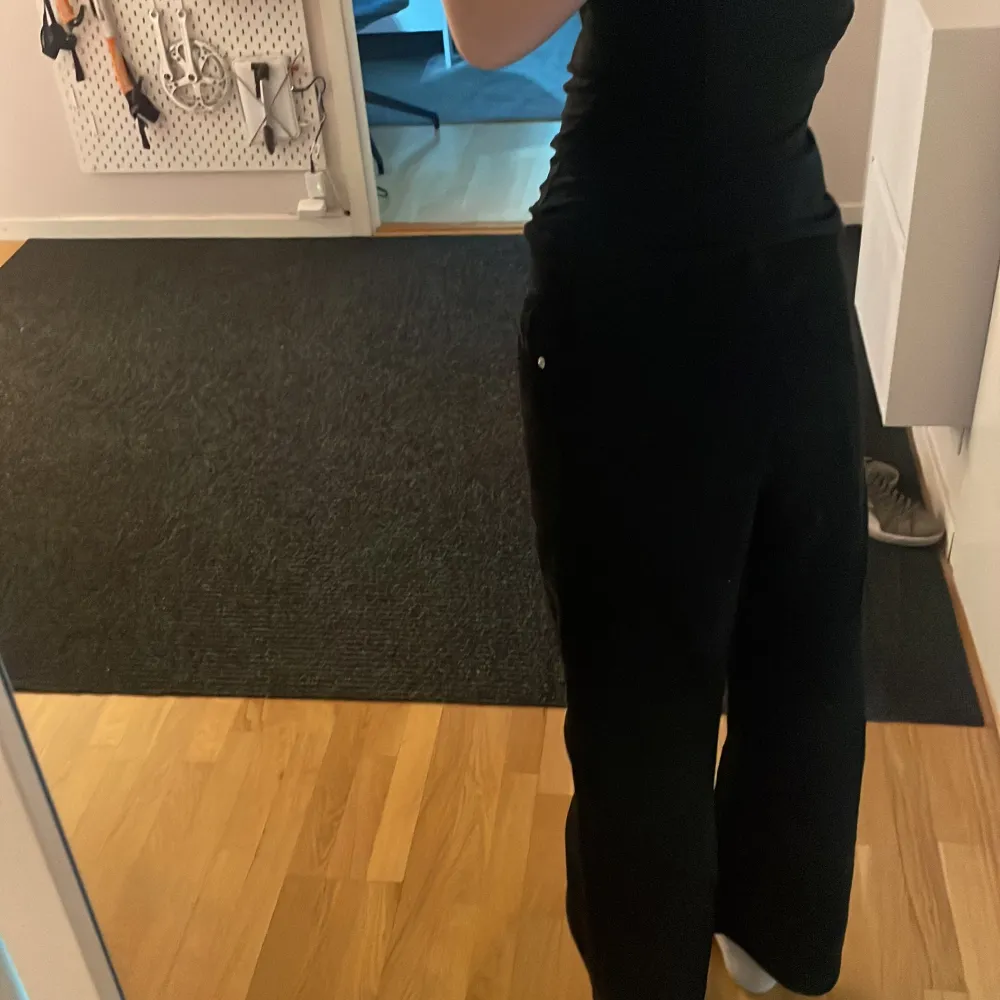 Snygga svarta byxor med en vid passform. De har en klassisk design med knappar och dragkedja framtill i Manchester tyg.Perfekta för en stilren look.pris går att diskutera 🙏😊. Farkut & Housut.