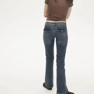 Mörkblå bootcut jeans - Säljer ett par snygga trendiga jeans från H&M😍 använda typ 2 gånger❤️