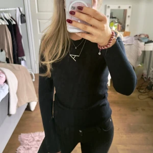 Svart/blå finstickad tröja💙 - Snygg blåsvart finstickad tröja❤️‍🔥 Perfekt för en stilren look. Tröjan är enkel och mångsidig, vilket gör den lätt att matcha med olika outfits. Nästan som ny!❣️