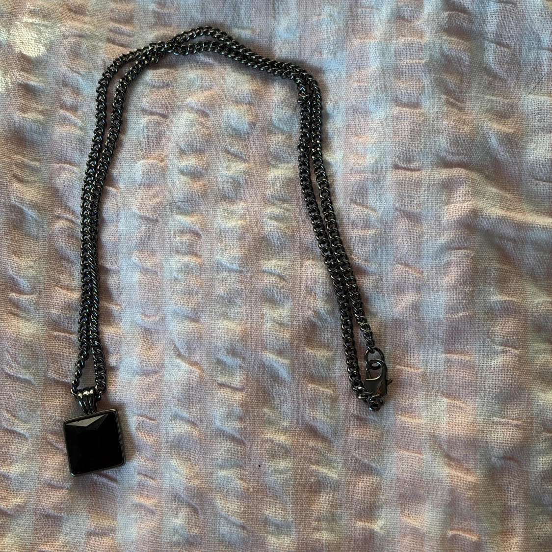 Svarta halsband med hängsmycken