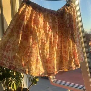 Kjol - Hej säljer min fina kjol som knappt är använd, den är i jättefint skick och de är bomull. 