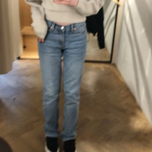 Weekday jeans - Hej, säljer mina superfina jeans från weekday i modellen twig. Jeansen är low/midrise och är i bra skick💕 hör av er vid frågor🩷 