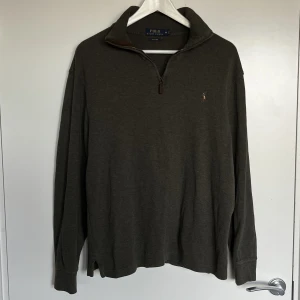 Ralph Lauren Half-Zip - Ralph Lauren olivgrön Half-Zip med färgat märke. Storlek M. Väldigt bra skick utan några märkten eller nåt. Väldigt skön, nypris cirka 1700 kr. Skriv om du har några frågor eller funderingar!