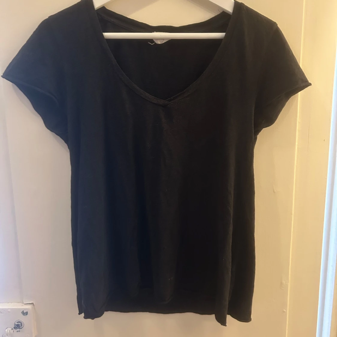 Svart t-shirt med v-ringning - 1