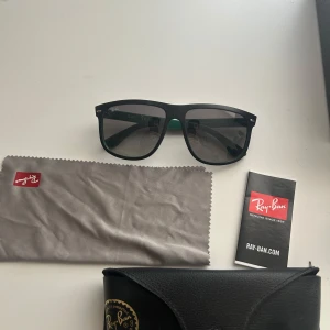 Ray ban boyfriend solglasögon  - Snygga solglasögon från Ray-Ban modell boyfriend. De är som nya har inga skador och skyddar väldigt bra för solljus.