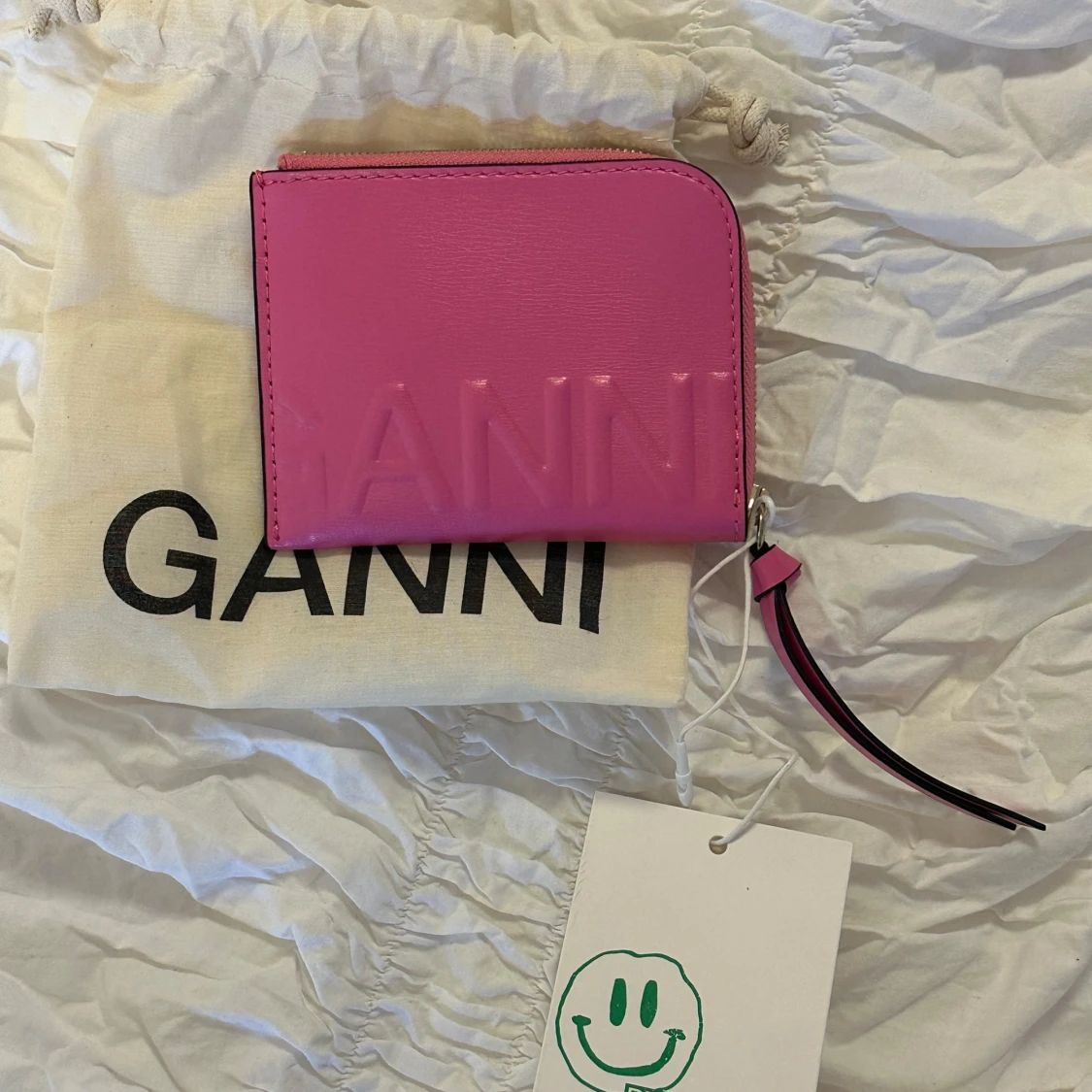 Rosa plånbok från Ganni
