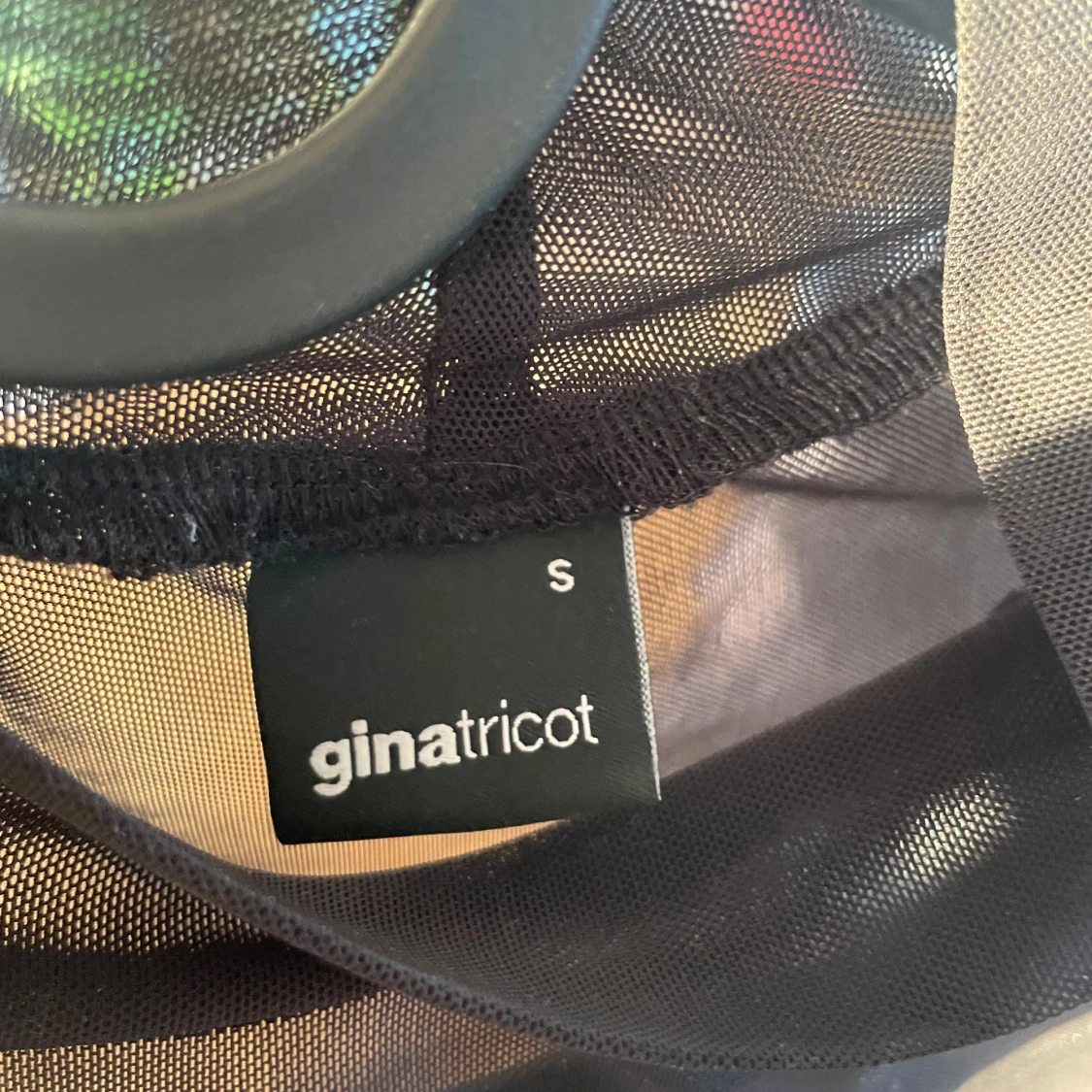 Svart mesh topp från Gina Tricot - 2