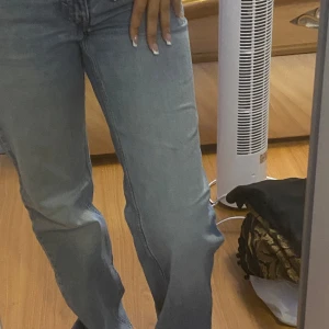 Ljusblå jeansbyxor - Snygga ljusblå jeansbyxor med en klassisk design. De har en rak passform och är perfekta för en avslappnad stil. Byxorna har fickor fram och bak samt en knapp- och dragkedjestängning.