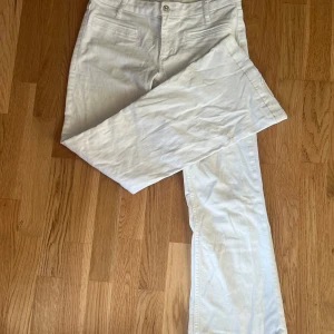 Vita jeans - Säljer mina vita jeans från Zara. Dom är lågmidjade och bootcut.