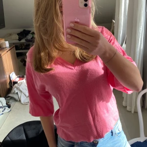 Rosa tröja - Säljer denna superfina rosa tröjan som är perfekt till våren, då den inte kommer till användning längre. Den är sparsamt använd och är därför i väldigt fint skick.💖