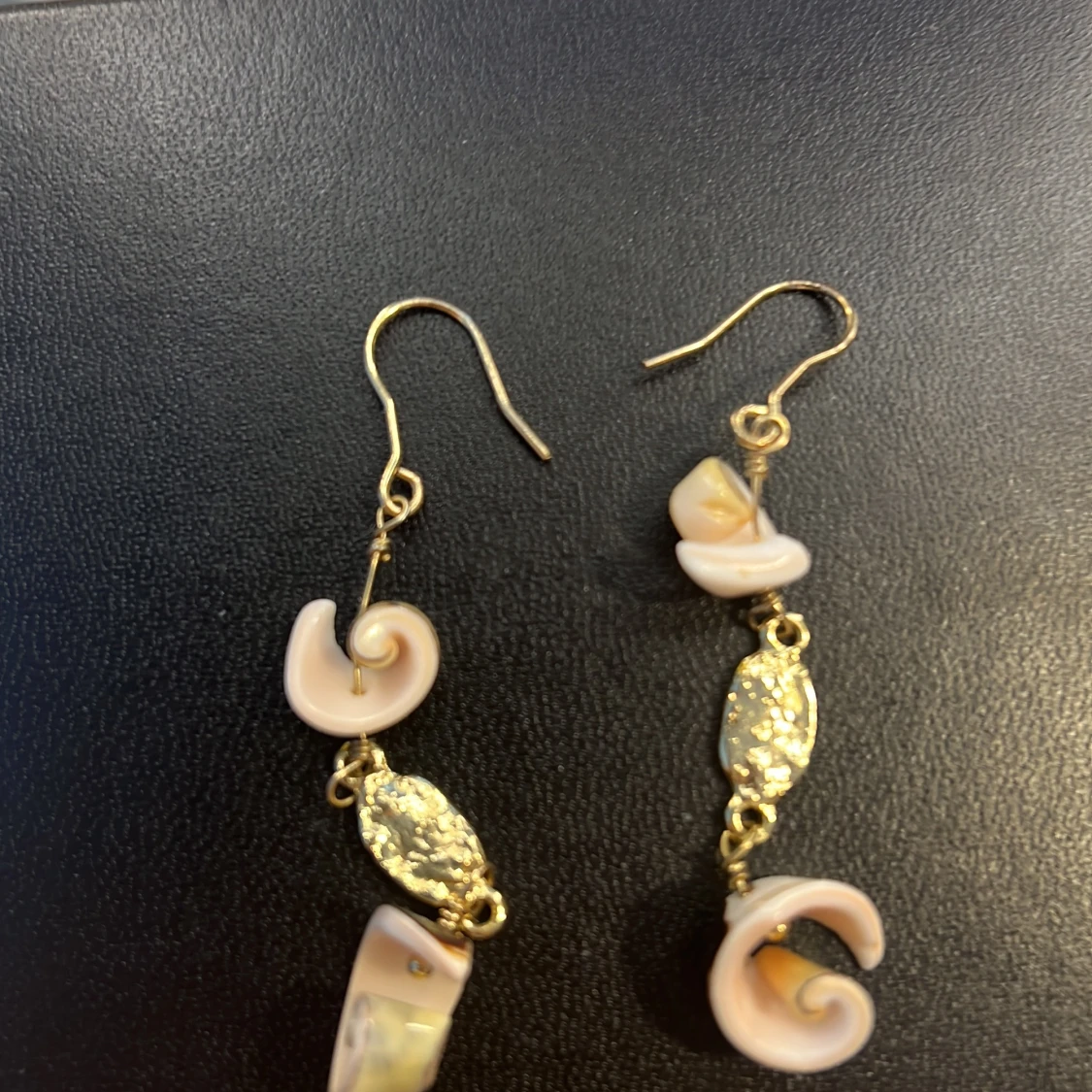 Guldörhängen med snäckdetaljer - 1