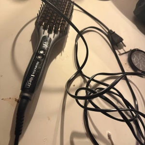 Remington Keratin Protect Straightening Brush - Säljer en Remington Keratin Protect Straightening Brush. Denna plattborste har keramiska borst och tre värmeinställningar: 150°C, 190°C och 230°C. Perfekt för att snabbt och enkelt styla håret med en slät finish.❤️har en liten skada uppe som ni ser på bilden men inget som skadar elelr förstör ditt hår på nått sätt. Nypris 799 (lyko) mitt pris 250 kan tänka mig 200 vid snabb affär!❤️