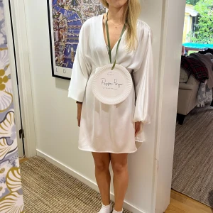 Studentklänning från Gina tricot - Säljer min söta student klänning som är från Gina tricots studentklänningar 2024 edition, därmed är den limited edition från Gina🥰Den passar perfekt för studenten oberoende på vädret då den har sill liknande material💕 har bara använt klänningen en gång☺️priset kan diskuteras💕