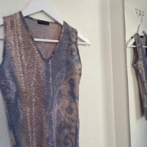 Topp - Snygg ärmlös topp från Sisters point i en mix av lila och beige nyanser🫶🏼
