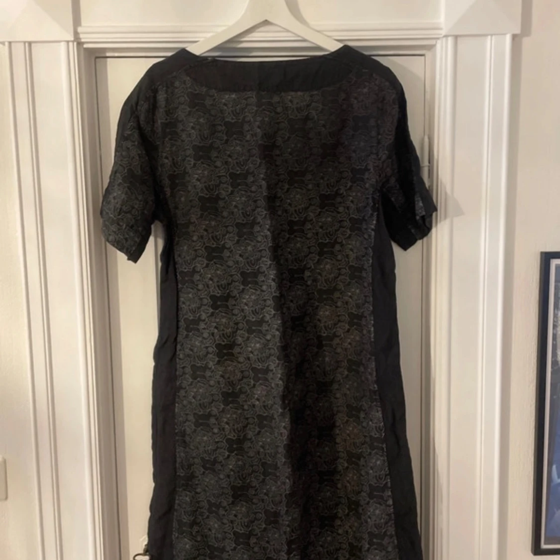 Svart klänning med blommigt mönster - 2