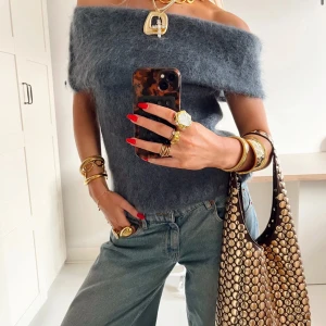 Grå offshoulder topp - Säljer den här så fina toppen från design by si. Jag har använt den 1 gång. Den är så himla fin och ett skönt mattetal❤️