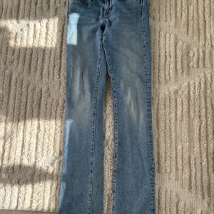 Blå jeans från Pepe Jeans - Snygga blå jeans från Pepe Jeans med klassisk femficksdesign. De har en rak passform och är tillverkade i slitstarkt denim. Perfekta för en avslappnad stil.