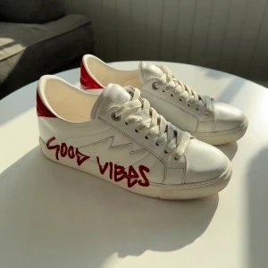 Zadig & Voltaire Sneakers  - Snygga vita sneakers från Zadig & Voltaire med texten 'Good Vibes' i rött på sidan. Väldigt varsamt använda med väldigt små defekter, se bild 5. Perfekta nu till våren!🌷☀️Nypris 3500, jag säljer för 2450 eftersom skicket är bra!😊