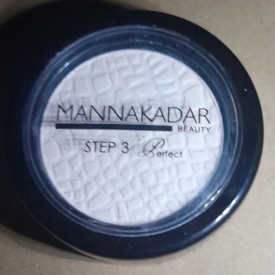 HD Perfecting Powder från Manna Kadar Beauty