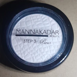 HD Perfecting Powder från Manna Kadar Beauty - HD Perfecting Powder från Manna Kadar Beauty är ett pressat puder som ger en jämn och matt finish. Perfekt för att sätta sminket och minska glans. Kompakt förpackning som är lätt att ta med sig.