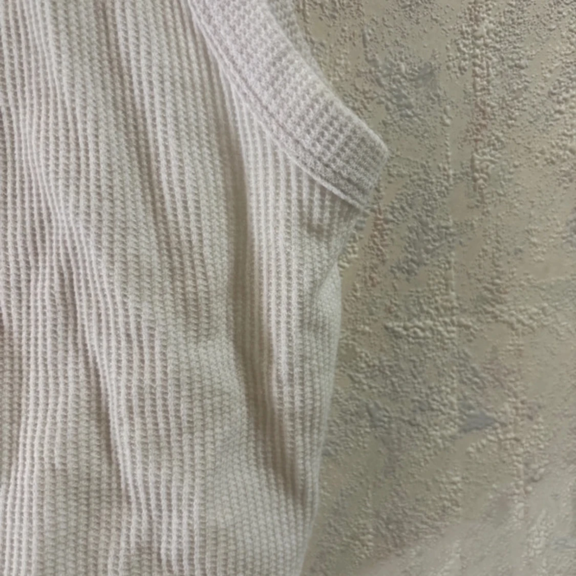 Vit ribbad linnetopp från Collusion - 2