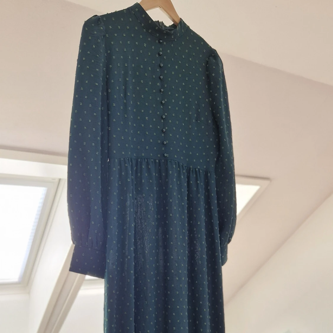 Mörkgrön klänning med knappar