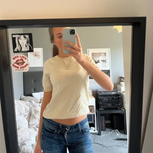 Beige kortärmad topp - Säljer en stilren beige topp med korta ärmar. Den är i väldigt fint skick då jag knappt använt den. (Säljer en likadan grön i min profil!)