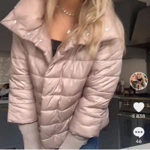 Trekvartsärmad jacka  - Säljer denna snygga jacka köpt på Plick💓Herno likande! Fickor med dragkedja. (Hål i ena armhålan, syns inte när man har på sig jackan, går att sy enkelt) 💕