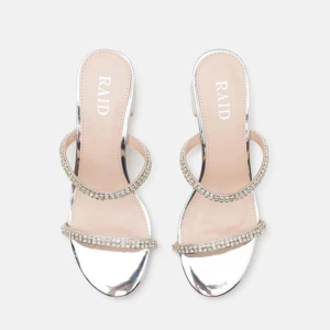 SÖKER!!! Strl 40/41Silvriga sandaler från RAID - Jag söker dessa klackskor från Zalando i storlek 40 eller 41, till min bal 💕de kostar 359 på hemsidan och kan absolut betala det priset 