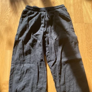 Svarta byxor med resårmidja - Säljer ett par svarta linne byxor i storlek 146/152 med resårmidja. Byxorna har en loose passform och är perfekta för en avslappnad stil. Säljer dessa pågrund av att dom blivit för små💞 pris kan diskuteras. 