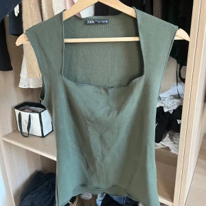 Zara topp - Säljer min gröna topp i från Zara, tröjan är knappt använd därför jätte bra skick!!skriv vid intresse eller frågor