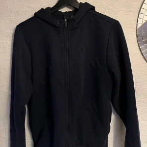 Adidas tröja - Mörkblå adidas hoodie ✅ Passar S ✅.                   pris 140kr✅