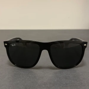 Svarta boyfriends från Ray-Ban - Snygga svarta solglasögon från Ray-Ban. Säljer då ja vill köpa andra, brillorna har inga skador och eller repor som man kan se på bilderna och dom är i storlek 56 alltså den mindre storleken som rayban erbjuder och skalet och duken hänger med såklart.