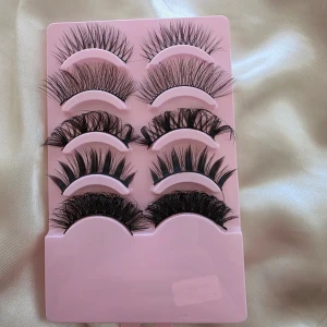 Set med lösögonfransar - Ett set med fem par lösögonfransar i olika stilar, från naturliga till dramatiska. Perfekt för att skapa olika looker beroende på tillfälle