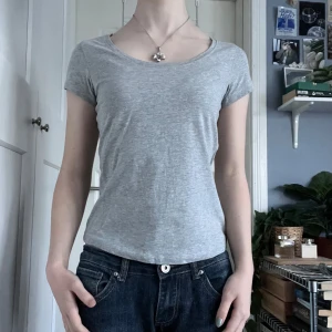 Grå urringad tshirt - Från lager 157, helt ny men utan prislapp. Snygg passform!