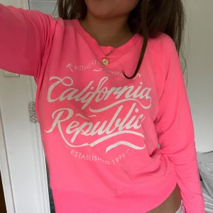 Rosa tröja med tryck från California Republic - Säljer en snygg rosa tröja med tryck från California Republic. Tröjan har långa ärmar och en avslappnad passform. Perfekt för en casual look. 🌸