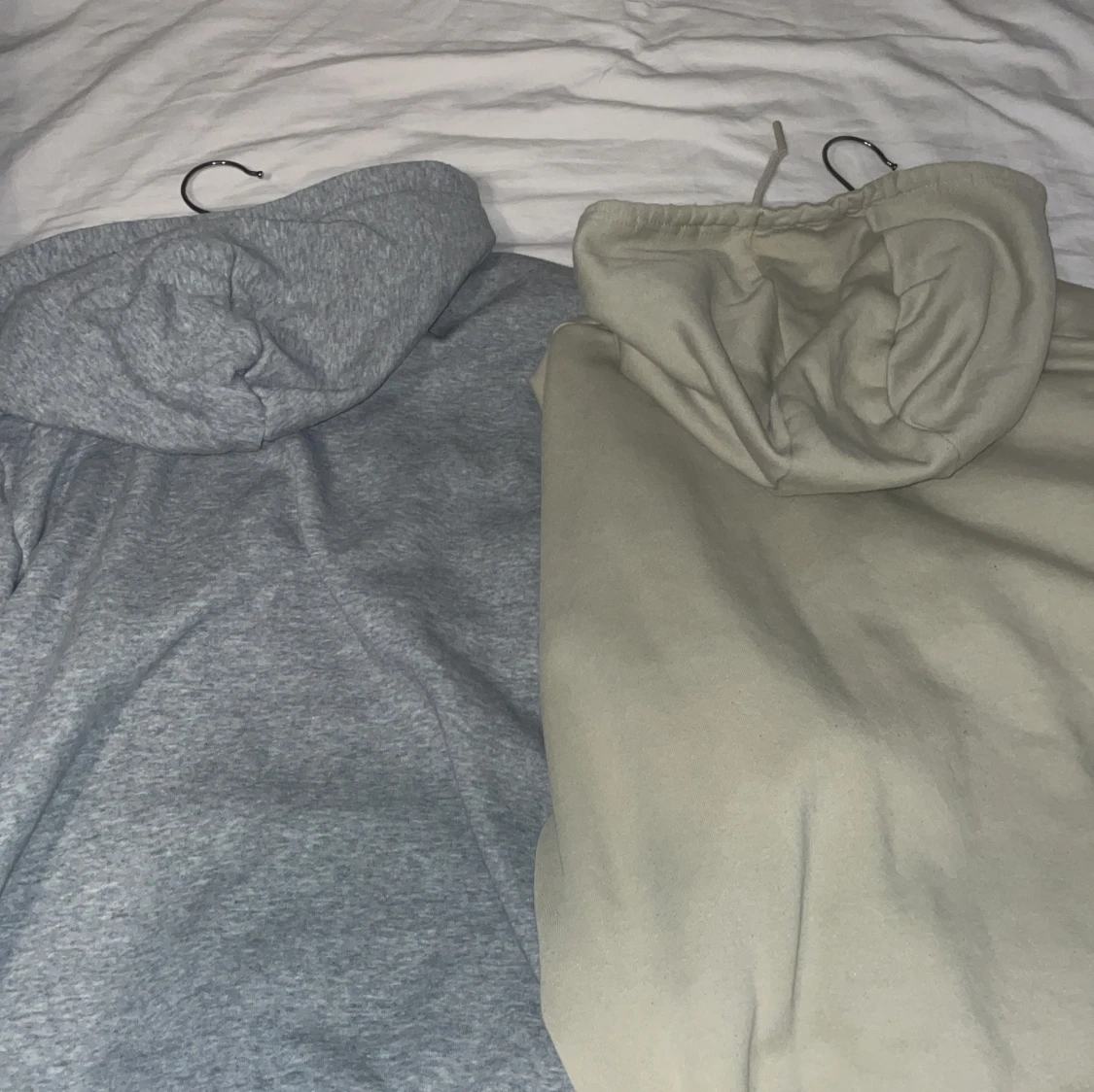 Grå och beige hoodies från Andy och McKenzie - 1