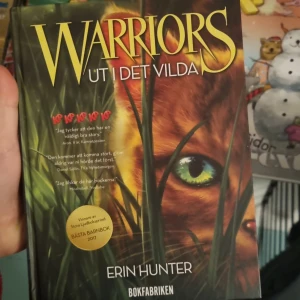 Warriors: Ut i det vilda - Boken 'Warriors: Ut i det vilda' av Erin Hunter handlar om en nyfiken huskatt som dras in i en värld av klaner och krigare. Den utforskar teman som hjältemod, vänskap och maktkamper i en fascinerande djurvärld. Perfekt för unga läsare som älskar äventyr och spänning. 9.12 