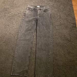 Grå jeans från Gant - Snygga grå jeans från grunt/zalando med klassisk femficksdesign. De har en rak passform och är tillverkade i ett slitstarkt denimtyg. Perfekta för en stilren look. Det är storlek 29 som motsvarar s typ dom är lite mer bagy nypris 600 mitt pris 150kr inte använda speciellt mycket 
