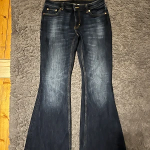Mörkblå bootcut jeans - Snygga mörkblå bootcut jeans från weekday, i modellen flame. Storlek W28 L32, sitter som S/M💗