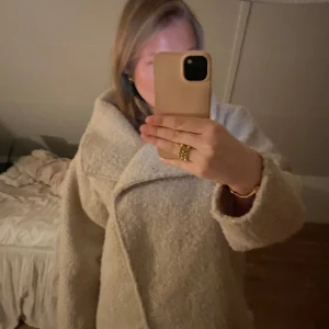 Beige teddyjacka - Teddyjacka!! Storlek S, tillkommer ett band så man kan knyta runt midjan🥰använd max 3 gånger