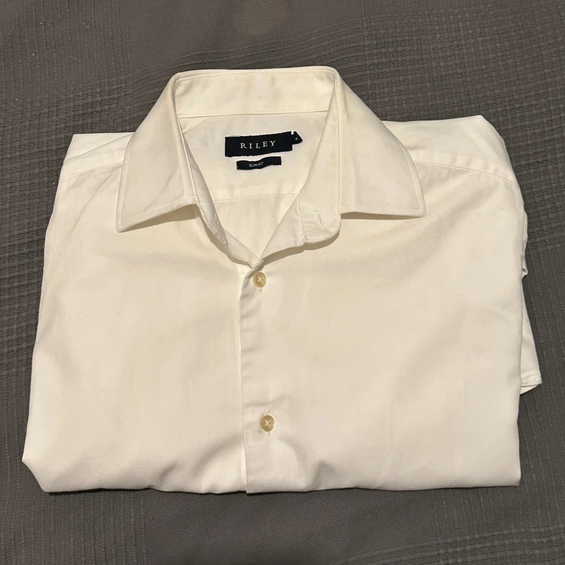 Svart kostym med vit skjorta från Riley - 3